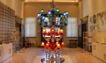 Il Museo della Calzatura inaugura una monumentale installazione in vetro artistico veneziano