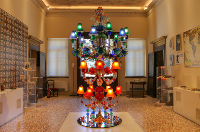 Il Museo della Calzatura inaugura una monumentale installazione in vetro artistico veneziano