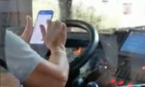 Il video dell'autista "multitasking": guida il bus carico di passeggeri e nel frattempo usa lo smartphone