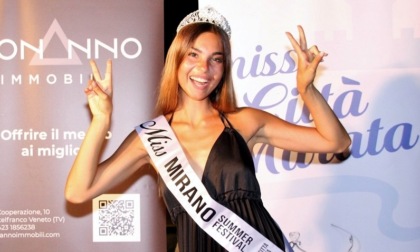 A Miss Mirano Summer Festival per Miss Città Murata su 30 partecipanti vince la coroncina Laura di Camponogara