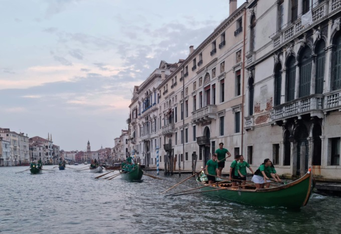 Prima un Alilaguna, poi un mezzo Actv: due campioni di canoa travolti dalle onde