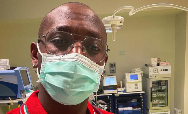 Insulti razzisti contro il medico: “Un n***o che schifo, non toccarmi che mi attacchi le malattie”