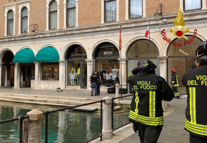 Trolley incustodito a Sestiere San Marco: scatta l’allarme bomba