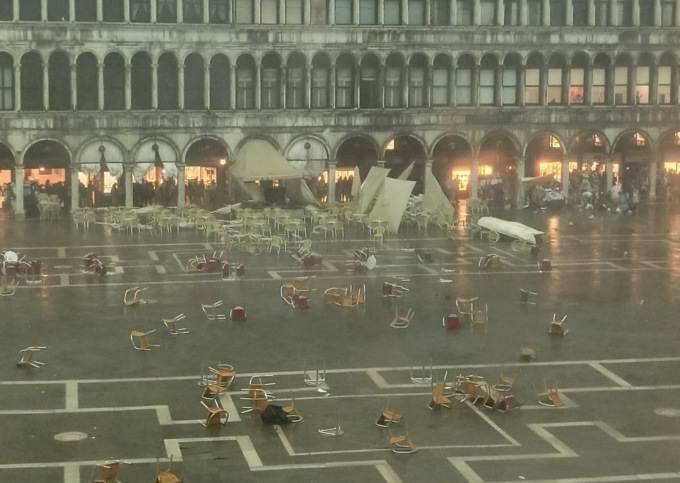 Maltempo in Veneto, bomba d’acqua e forte vento: oltre 200 chiamate ai Vigili del Fuoco