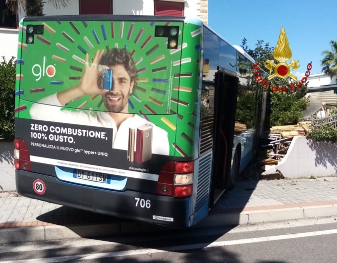 Autobus travolge un’utilitaria e poi finisce nel giardino di un’abitazione: cinque feriti, due sono gravi