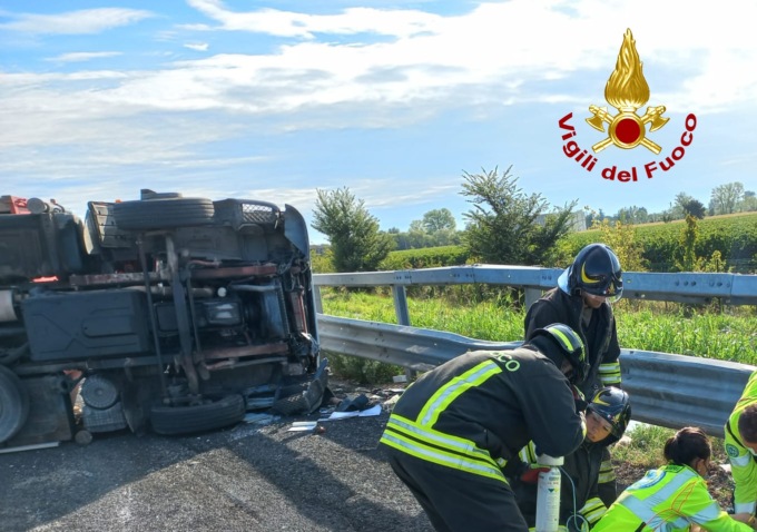 Escono per domare un incendio ma si trovano di fronte un incidente e salvano la vita a un camionista