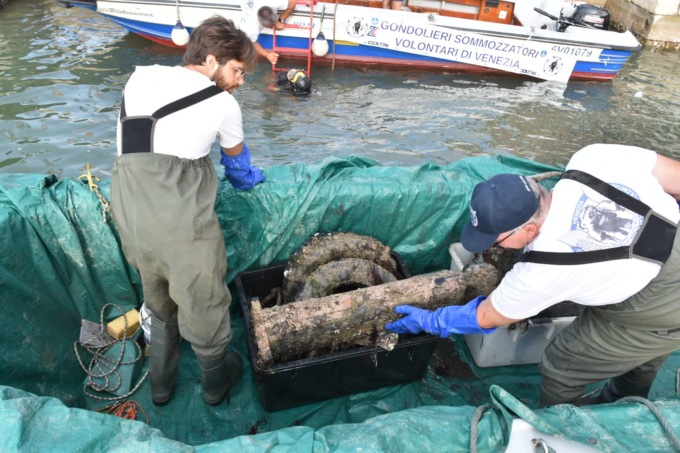 Nuova immersione nei canali di Venezia: gondolieri sub recuperano 300 chili di rifiuti
