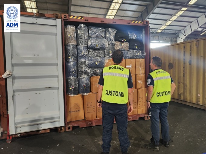 Imprenditore cinese importa un container di valigie per nasconderci dentro prodotti non dichiarati