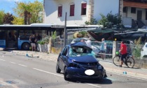 Foto e video del bus piombato in un cortile privato dopo aver travolto un'utilitaria: la manovra d'emergenza per tentare di schivare l'auto