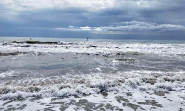 Caorle, si tuffa in mare e sbatte la testa: 16enne rischia la paralisi