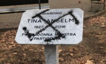 Svastica sulla lapide di Tina Anselmi, l'ira di Zaia