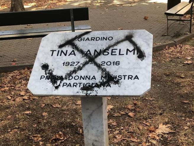 Svastica sulla lapide di Tina Anselmi, l’ira di Zaia