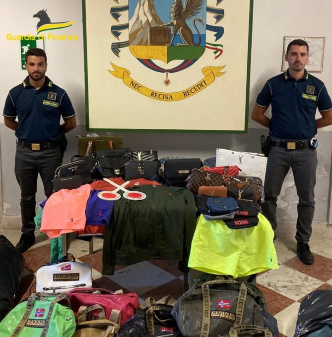 Vucumprà (e negozianti) con prodotti tarocchi: maxi sequestro lungo il litorale clodiense