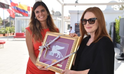 Mostra del Cinema: donato un merletto di Burano alla presidente di giuria Julianne Moore