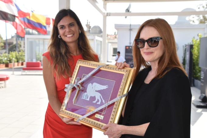Mostra del Cinema: donato un merletto di Burano alla presidente di giuria Julianne Moore