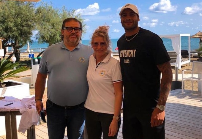 Marcell Jacobs a Caorle si concede un pranzo a base di pesce al Baja Blanca