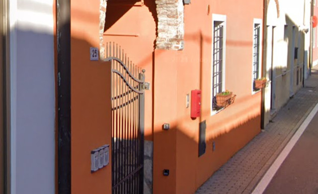 Gli amici lo chiamano al telefono ma non risponde: 42enne trovato morto in casa