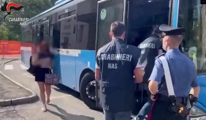 Scarica di multe sui mezzi pubblici: in pochi giorni sanzionati conducenti e passeggeri senza mascherina anti Covid