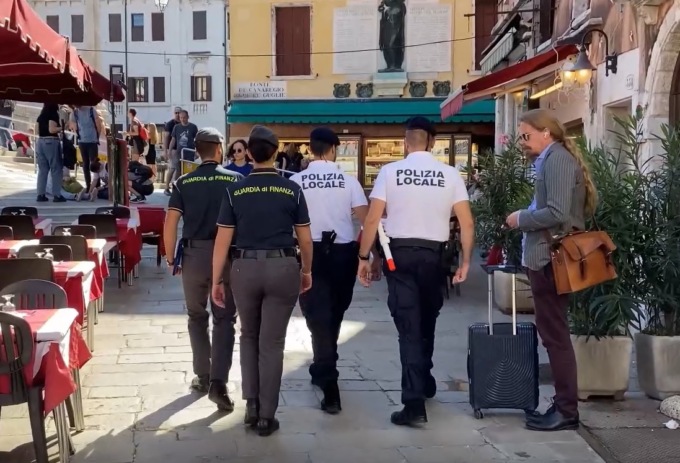 Hotel degli orrori a Venezia: scoperte strutture con posti letto pure nei garage