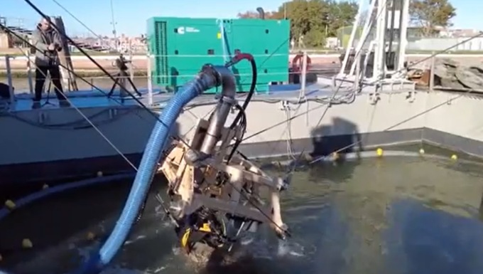 Un robot pescatore pulisce i fondali della Laguna di Venezia