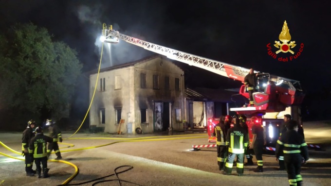 Paura a Eraclea: a fuoco vecchio edificio all’interno di un’azienda agricola