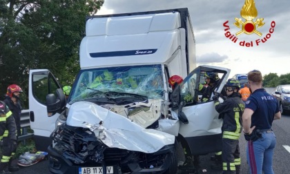 Grave incidente stradale in A4 tra un furgone e un camion