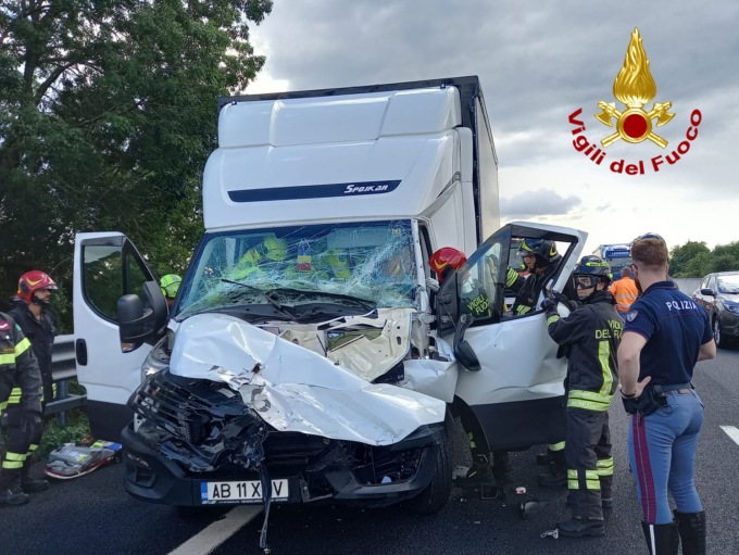 Grave incidente stradale in A4 tra un furgone e un camion