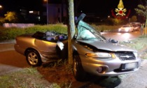 Jesolo, perde il controllo dell'auto che finisce contro un albero: 44enne ferito grave