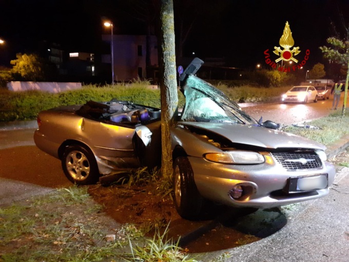 Jesolo, perde il controllo dell’auto che finisce contro un albero: 44enne ferito grave