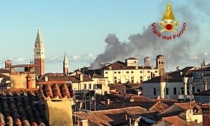 Venezia brucia, video e foto dell'incendio in sestiere Santa Croce: residenti evacuati