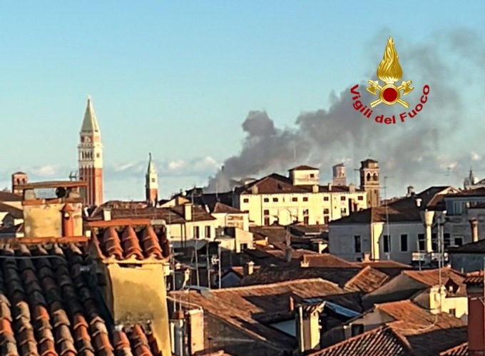 Venezia brucia, video e foto dell’incendio in sestiere Santa Croce: residenti evacuati