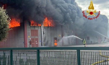 Incendio Bottecchia sotto controllo, fiamme circoscritte: video e foto dello spaventoso rogo