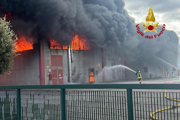 Incendio Bottecchia sotto controllo, fiamme circoscritte: video e foto dello spaventoso rogo
