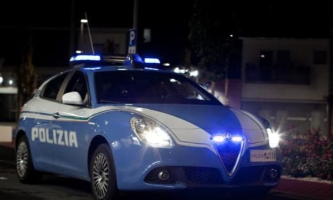 Prima l’inseguimento in auto, poi i colpi di pistola contro la finestra: stalker semina il panico