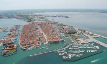Si rovescia con la tavola a remo nell'imboccatura del porto di Chioggia: salvato dalla vedetta della Finanza