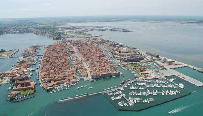 Si rovescia con la tavola a remo nell’imboccatura del porto di Chioggia: salvato dalla vedetta della Finanza