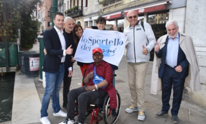 A Venezia in gondola per la prima volta: giovane paziente oncologico realizza il suo sogno
