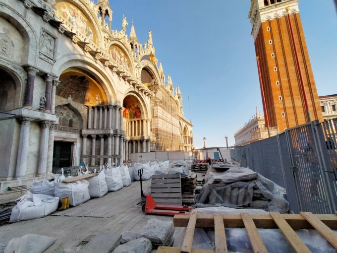 Acqua alta a Venezia, il Mose resta spento: e la Basilica di San Marco “trema”