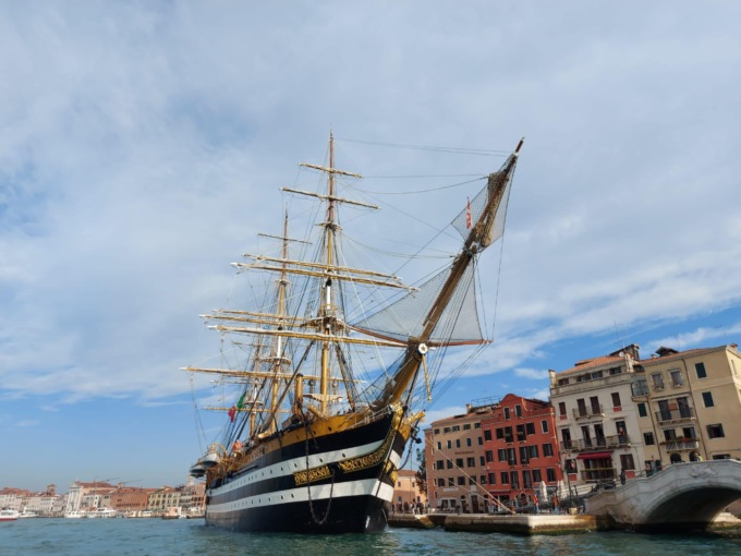 Catamarano centra in pieno il prezioso veliero Amerigo Vespucci