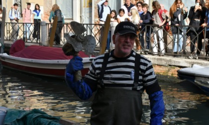 Rocce che raccontano la storia di Venezia, ventilatori e rifiuti: dai canali della Serenissima spunta fuori di tutto