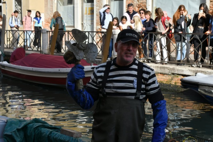 Rocce che raccontano la storia di Venezia, ventilatori e rifiuti: dai canali della Serenissima spunta fuori di tutto