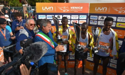 In quindicimila alla 36esima Venice Marathon, vincono l'ugandese Mutai e la keniana Karimi