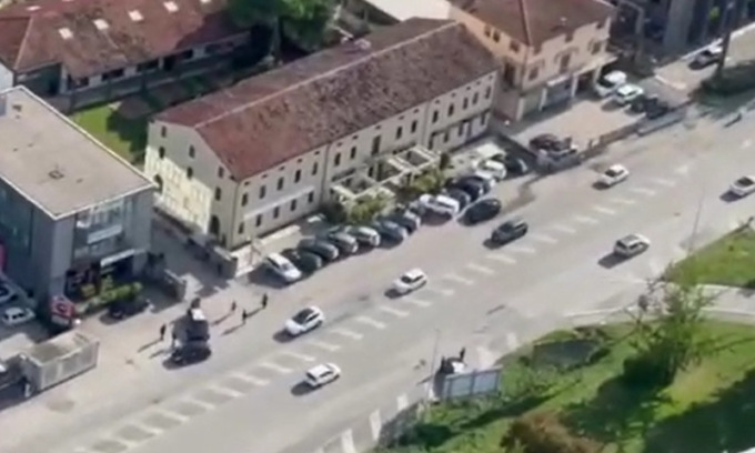 Neopatentato veneziano ubriaco forza il posto di blocco e scappa a folle velocità