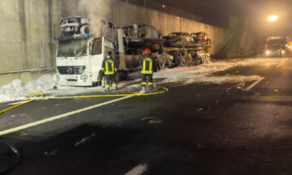 Riaperto il Passante di Mestre: chiuso per l'incendio di una bisarca che trasportava otto auto