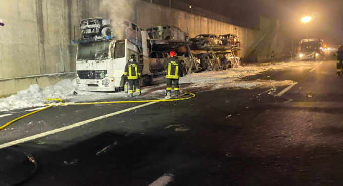 Riaperto il Passante di Mestre: chiuso per l’incendio di una bisarca che trasportava otto auto