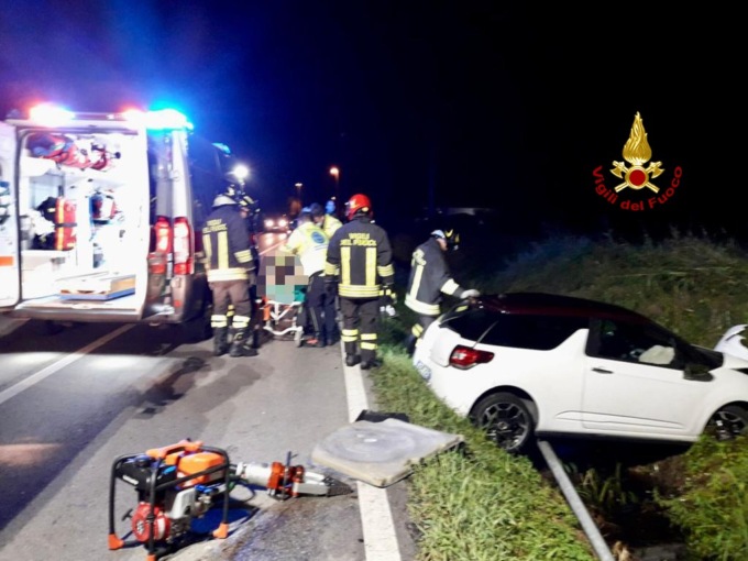 Perde il controllo dell’auto, abbatte un palo della luce finisce la sua corsa nel canale di scolo