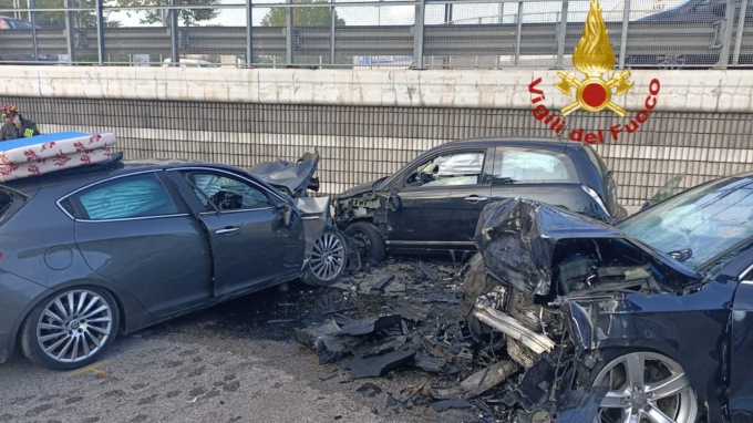Imbocca il sottopasso contromano e provoca un maxi incidente: 4 feriti