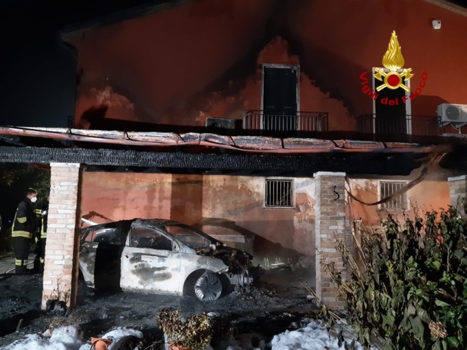 Paura a Quarto d’Altino: tre auto e una barca divorate dalle fiamme