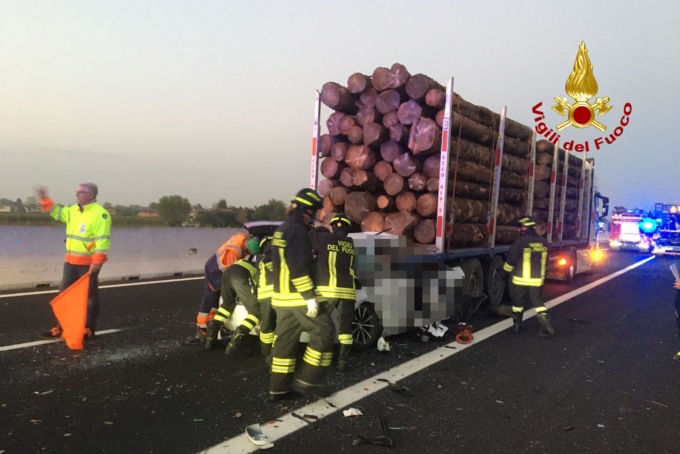 Incidente mortale in A4 a Portogruaro: conducente incastrato sotto il rimorchio di un camion