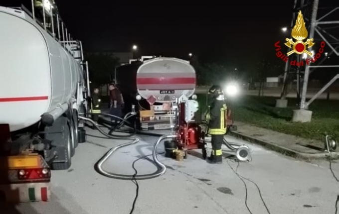 Camion che trasporta gasolio si blocca allo svincolo di Portogruaro